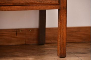 アンティーク家具　イギリスアンティーク　オーク材　小振りな脚付きチェスト