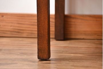 アンティーク家具　イギリスアンティーク　オーク材　小振りな脚付きチェスト