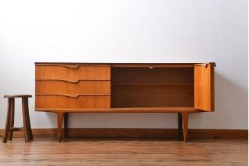 ヴィンテージ家具　北欧ビンテージ　チーク材　サイドボード
