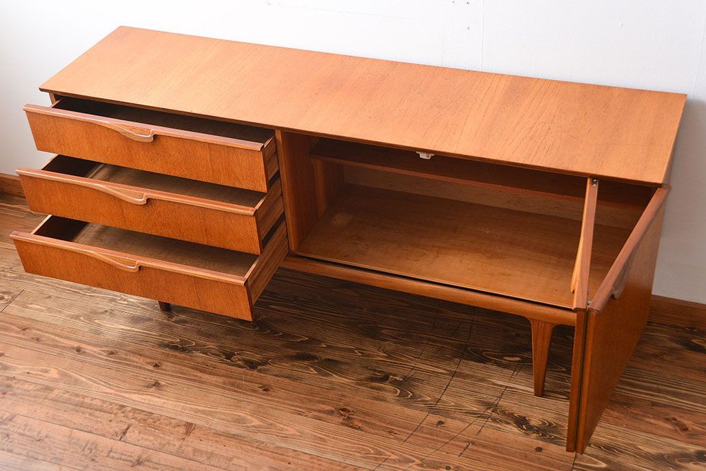 ヴィンテージ家具　北欧ビンテージ　チーク材　サイドボード