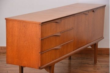 ヴィンテージ家具　北欧ビンテージ　チーク材　サイドボード