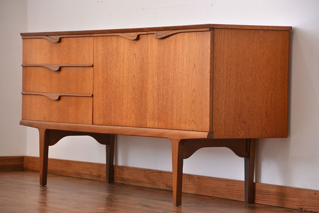 ヴィンテージ家具　北欧ビンテージ　チーク材　サイドボード