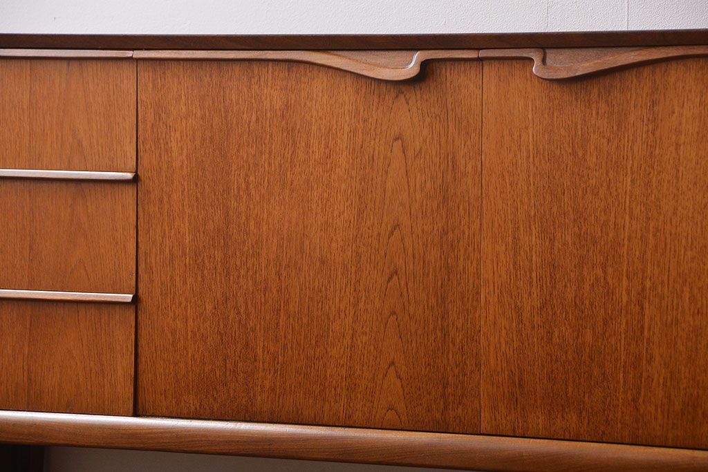 ヴィンテージ家具　北欧ビンテージ　チーク材　サイドボード