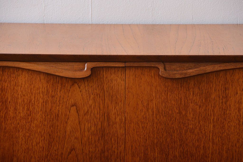 ヴィンテージ家具　北欧ビンテージ　チーク材　サイドボード