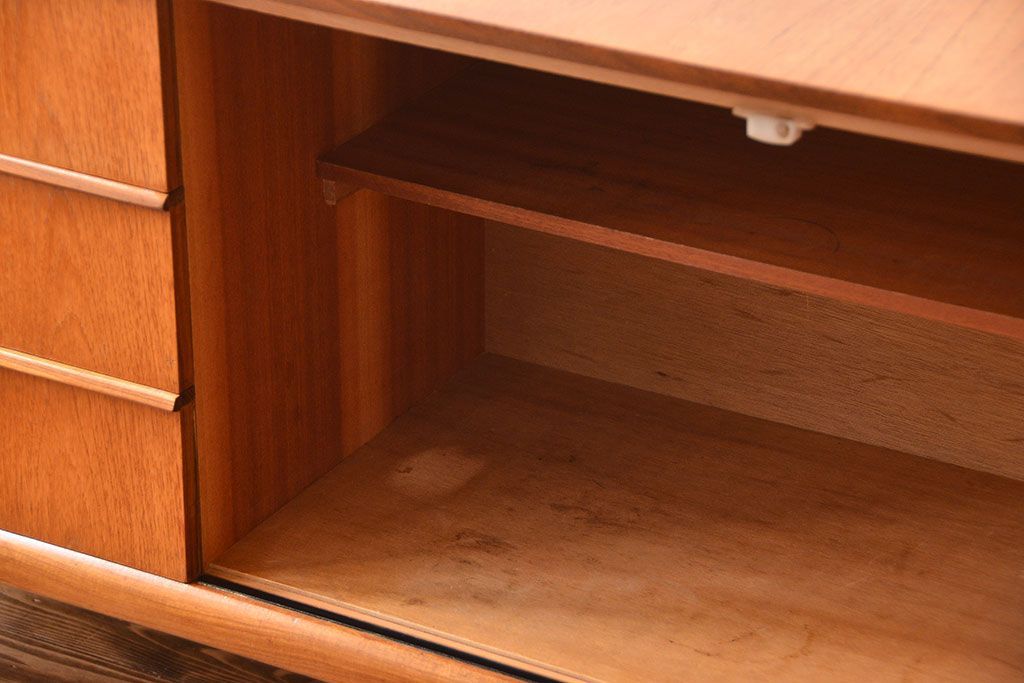 ヴィンテージ家具　北欧ビンテージ　チーク材　サイドボード