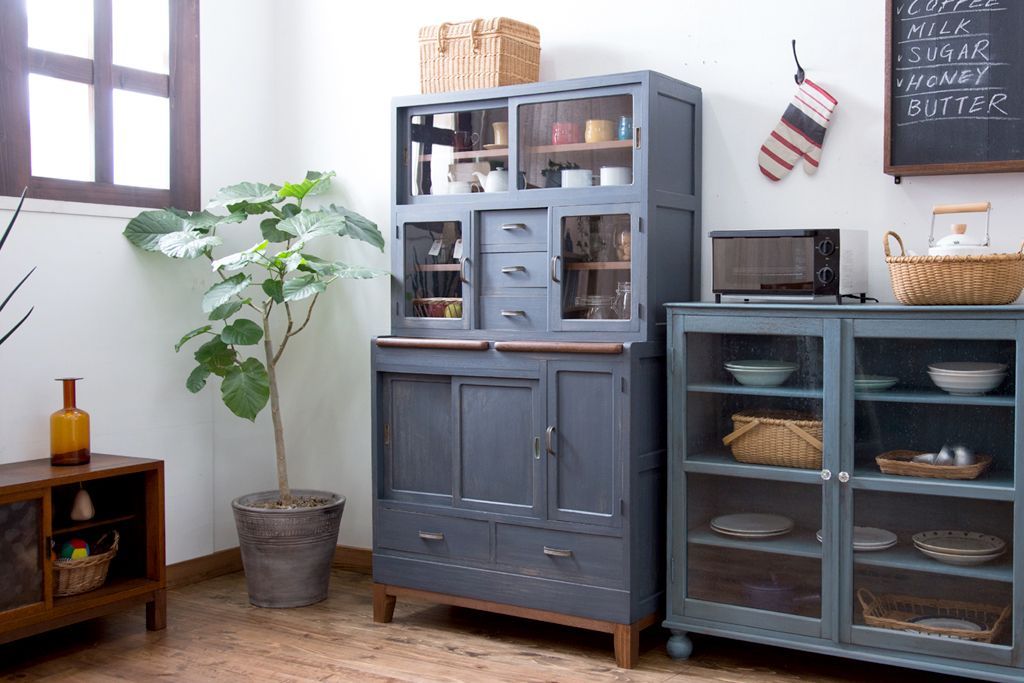 アンティーク家具　アンティークペイント　脚付き食器棚