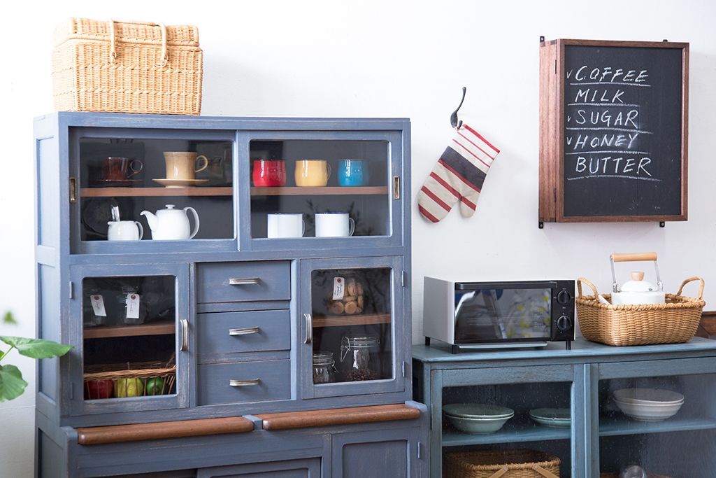 アンティーク家具　アンティークペイント　脚付き食器棚