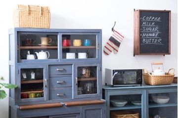 アンティーク家具　アンティークペイント　脚付き食器棚