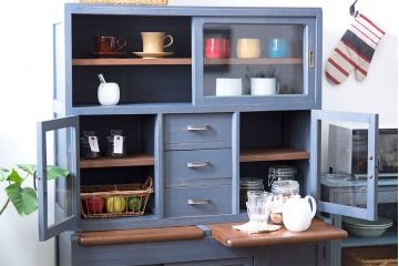 アンティーク家具　アンティークペイント　脚付き食器棚