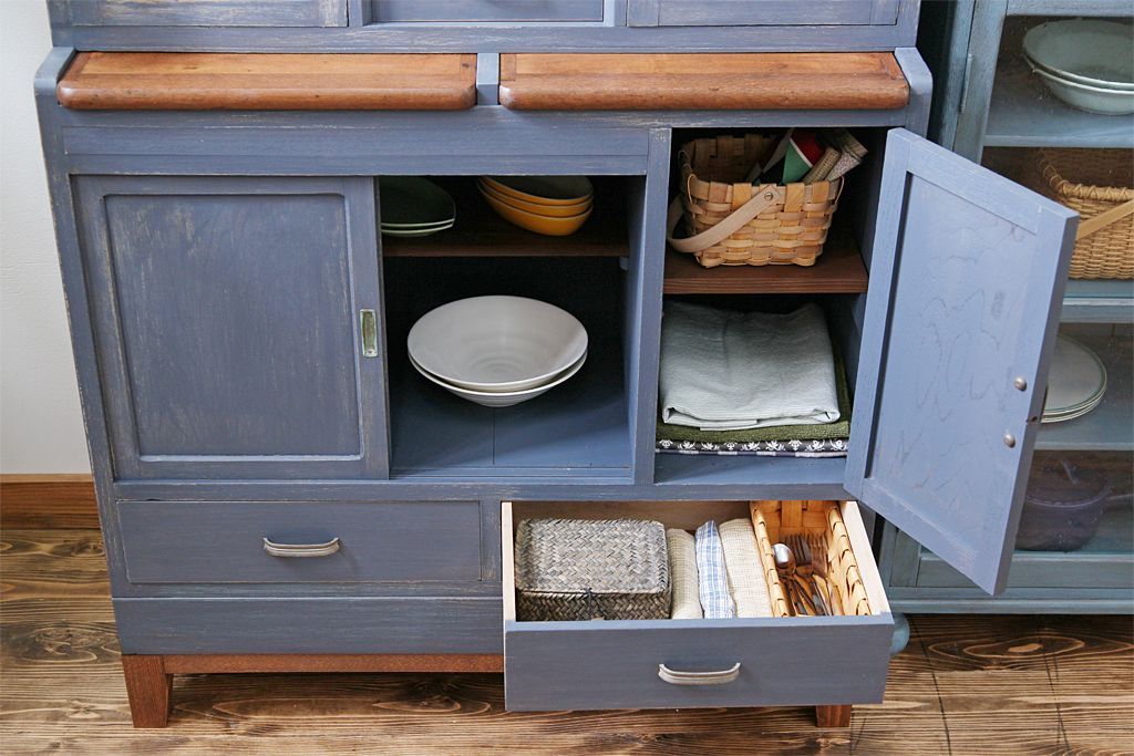 アンティーク家具　アンティークペイント　脚付き食器棚