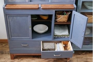 アンティーク家具　アンティークペイント　脚付き食器棚