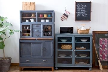 アンティーク家具　アンティークペイント　脚付き食器棚