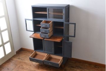 アンティーク家具　アンティークペイント　脚付き食器棚