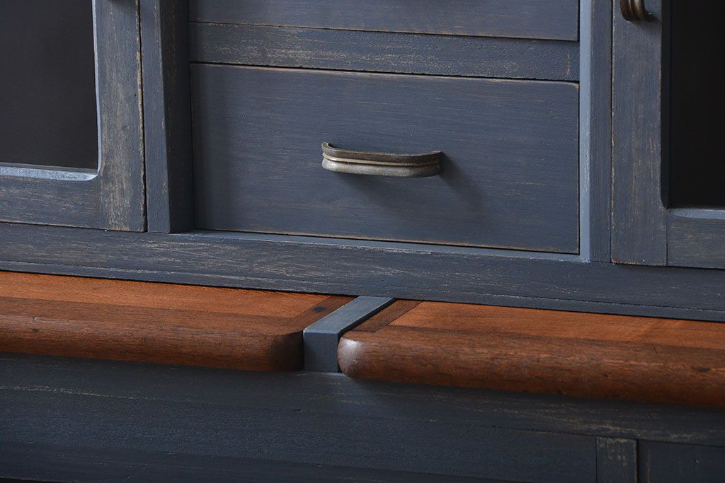 アンティーク家具　アンティークペイント　脚付き食器棚