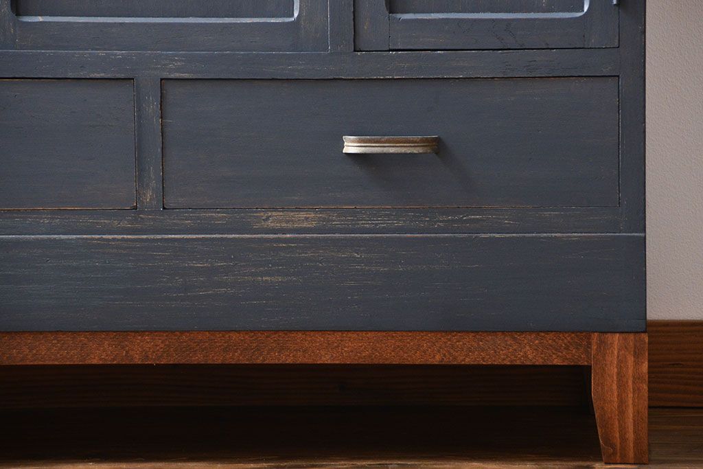 アンティーク家具　アンティークペイント　脚付き食器棚