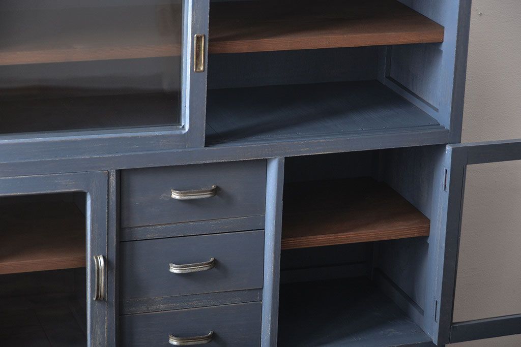 アンティーク家具　アンティークペイント　脚付き食器棚