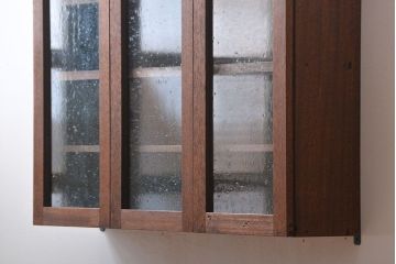 アンティーク家具　気泡ガラス入り!お洒落な壁掛けキャビネット
