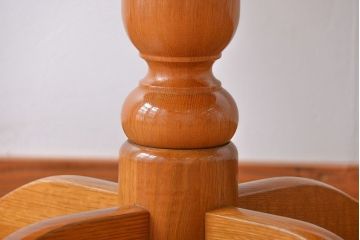 中古　柏木工製　ナラ材のラウンドテーブル