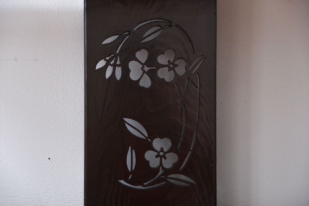 アンティーク家具　古民具・骨董　透かし彫りが美しい飾り棚