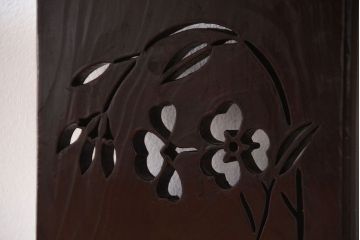 アンティーク家具　古民具・骨董　透かし彫りが美しい飾り棚