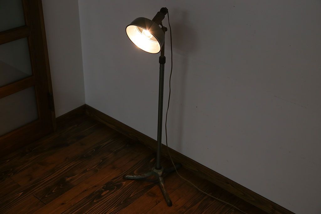 昭和レトロ　サビが味のあるフロアスタンド