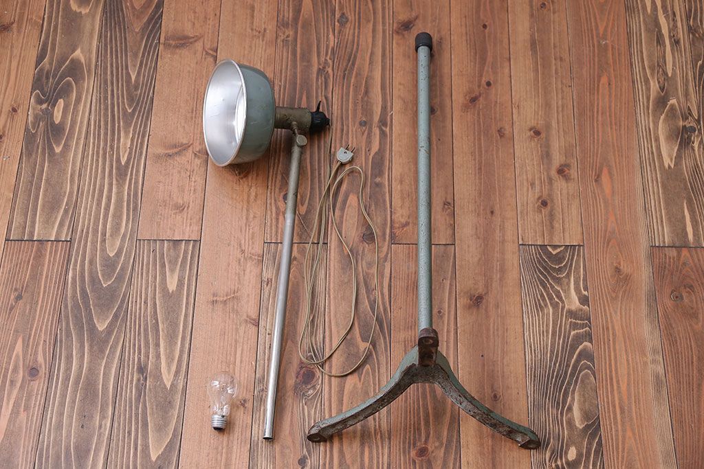 昭和レトロ　サビが味のあるフロアスタンド