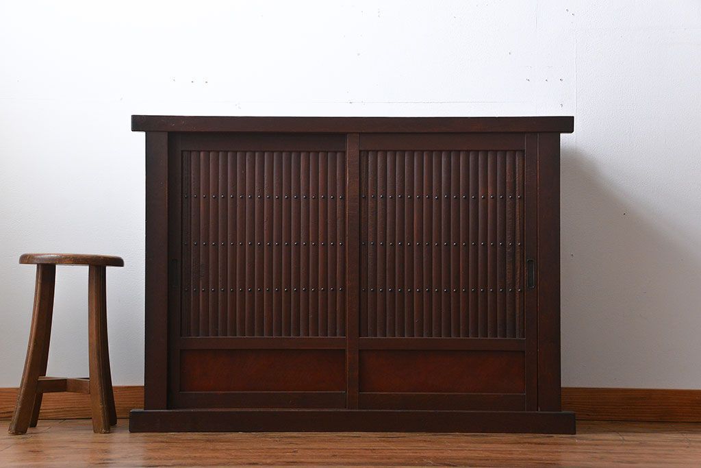 アンティーク家具　古民具・骨董　丸桟引き戸の四尺水屋箪笥サイドボード