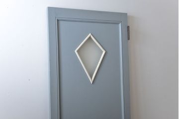 アンティークペイント　ひし形窓のかわいいドア