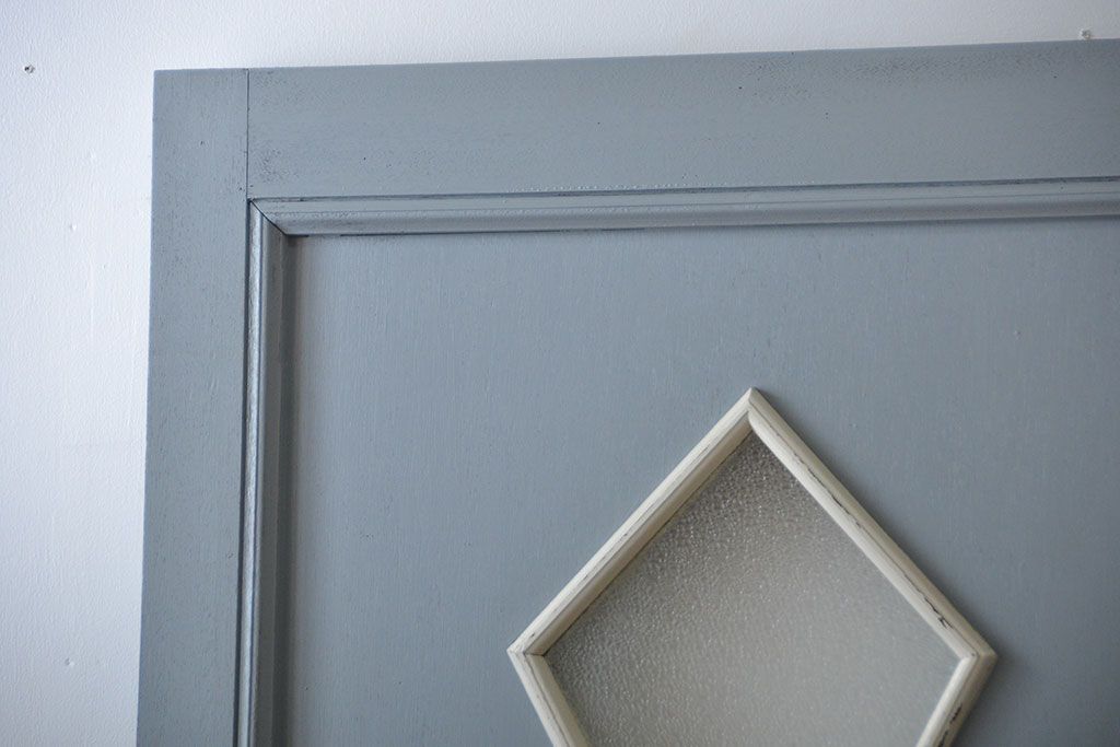 アンティークペイント　ひし形窓のかわいいドア