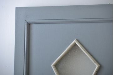 アンティークペイント　ひし形窓のかわいいドア