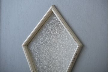 アンティークペイント　ひし形窓のかわいいドア