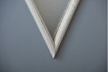 アンティークペイント　ひし形窓のかわいいドア