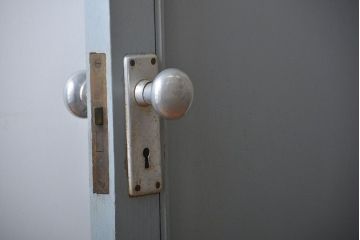 アンティークペイント　ひし形窓のかわいいドア