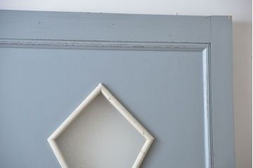 アンティークペイント　ひし形窓のかわいいドア