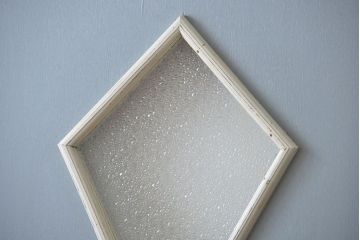 アンティークペイント　ひし形窓のかわいいドア