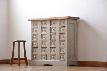 アンティーク家具　イギリスアンティーク　24杯引き出し付きドロワー