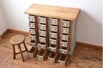 アンティーク家具　イギリスアンティーク　24杯引き出し付きドロワー