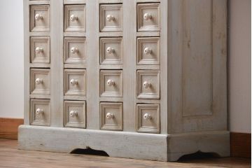 アンティーク家具　イギリスアンティーク　24杯引き出し付きドロワー