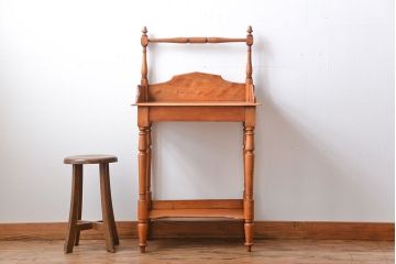 アンティーク雑貨　イギリスアンティーク　棚付きサイドテーブル