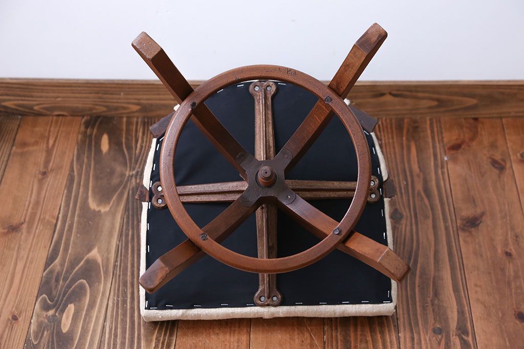 アンティーク家具　アンティーク　アンティークリネンの回転椅子