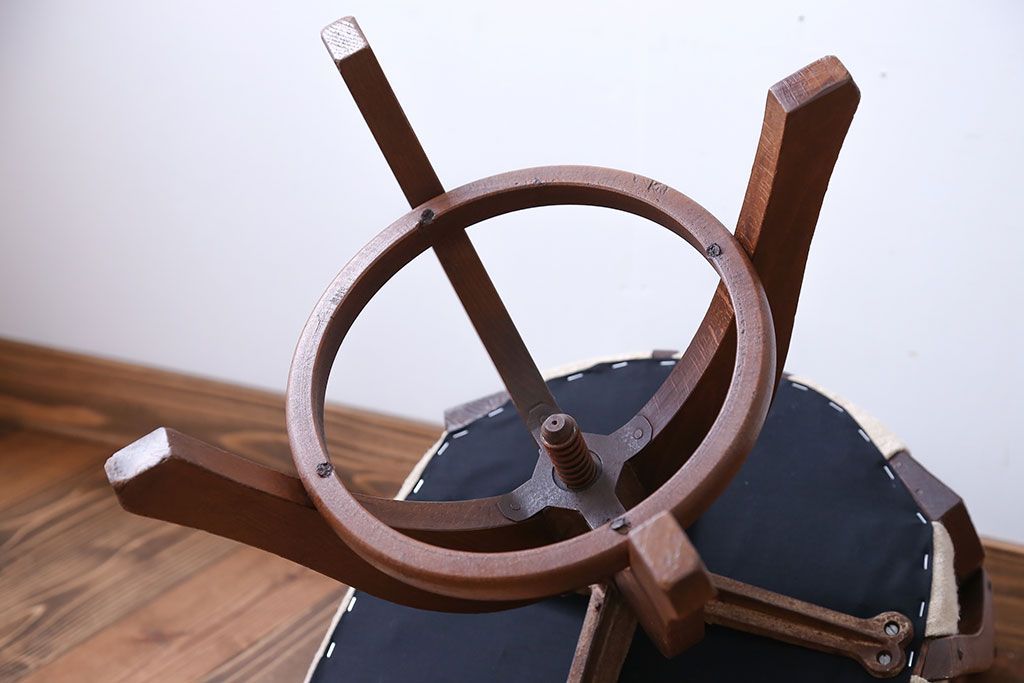 アンティーク家具　アンティーク　アンティークリネンの回転椅子