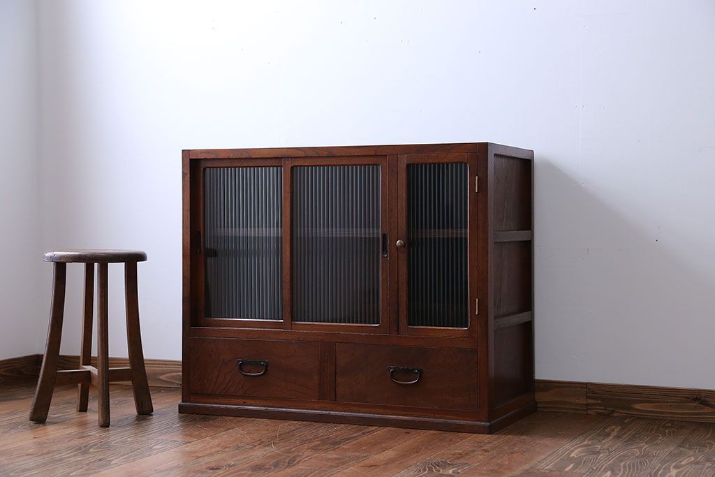 アンティーク家具　前面欅材!小振りなガラス戸収納棚