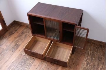 アンティーク家具　前面欅材!小振りなガラス戸収納棚