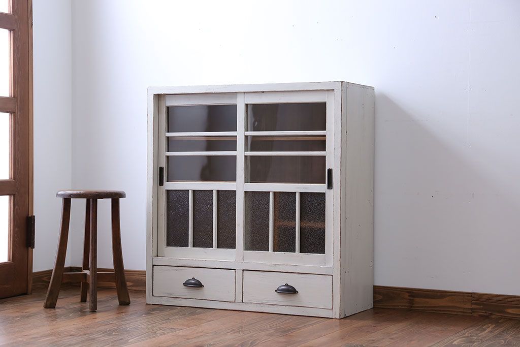 アンティーク家具　アンティークペイント　小振りなガラス戸収納棚