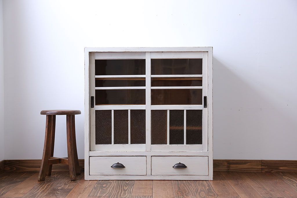 アンティーク家具　アンティークペイント　小振りなガラス戸収納棚