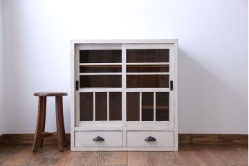 アンティーク家具　アンティークペイント　小振りなガラス戸収納棚