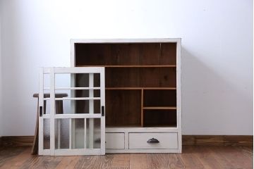 アンティーク家具　アンティークペイント　小振りなガラス戸収納棚