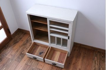 アンティーク家具　アンティークペイント　小振りなガラス戸収納棚
