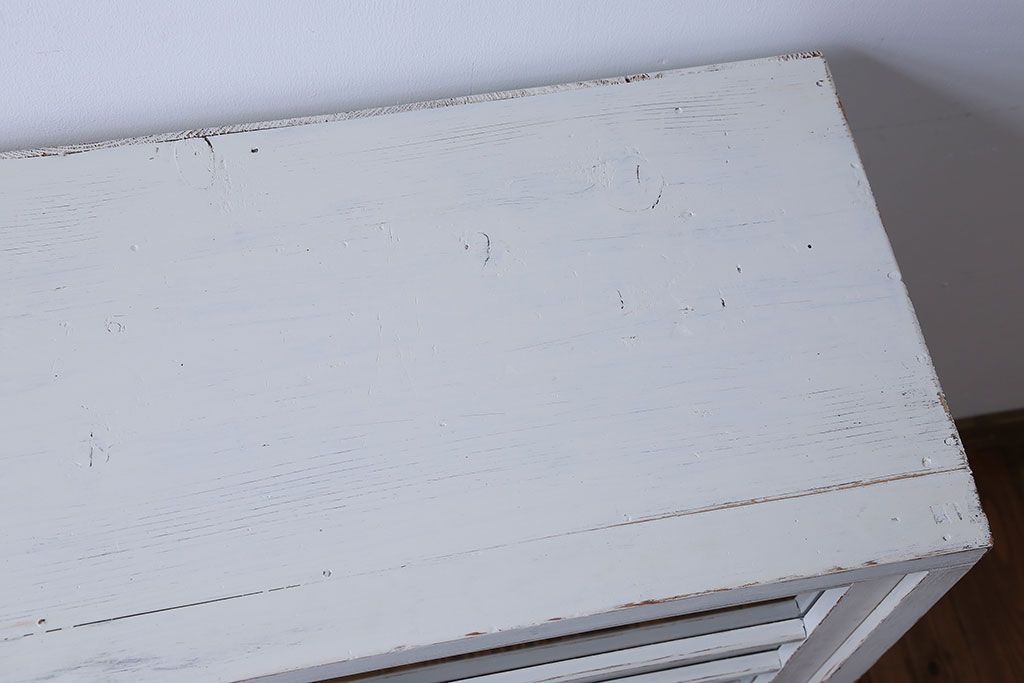 アンティーク家具　アンティークペイント　小振りなガラス戸収納棚