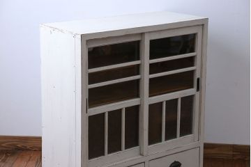 アンティーク家具　アンティークペイント　小振りなガラス戸収納棚